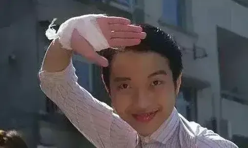 周星驰|2000年,周星驰的《少林足球》在广州选演员,工厂打工仔“酱爆”何文辉去面试