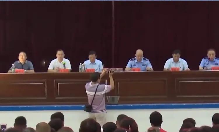 11名群众抓获企图性侵小女孩的男子后,发现男子系B级通缉犯,奖励20万元
