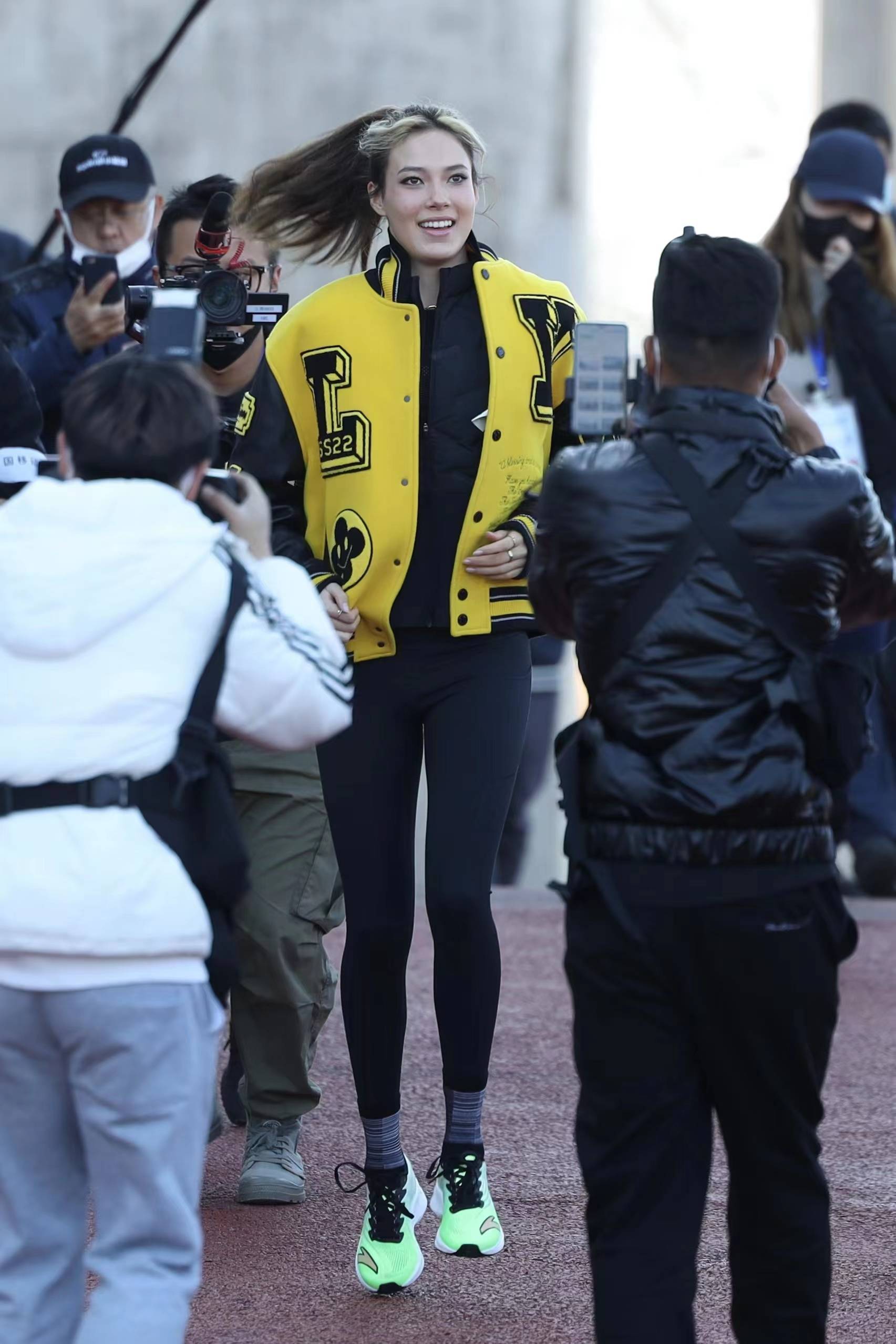 谷爱凌|谷爱凌回来了!隔离后现身北京与小朋友互动,状态超好表情迷人