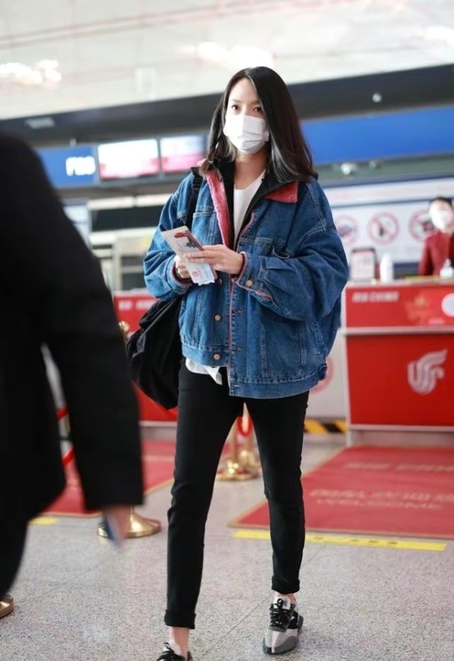 周深|张梓琳二胎后首次走机场!穿牛仔衣暴瘦尽显超模比例,老公甘当保镖