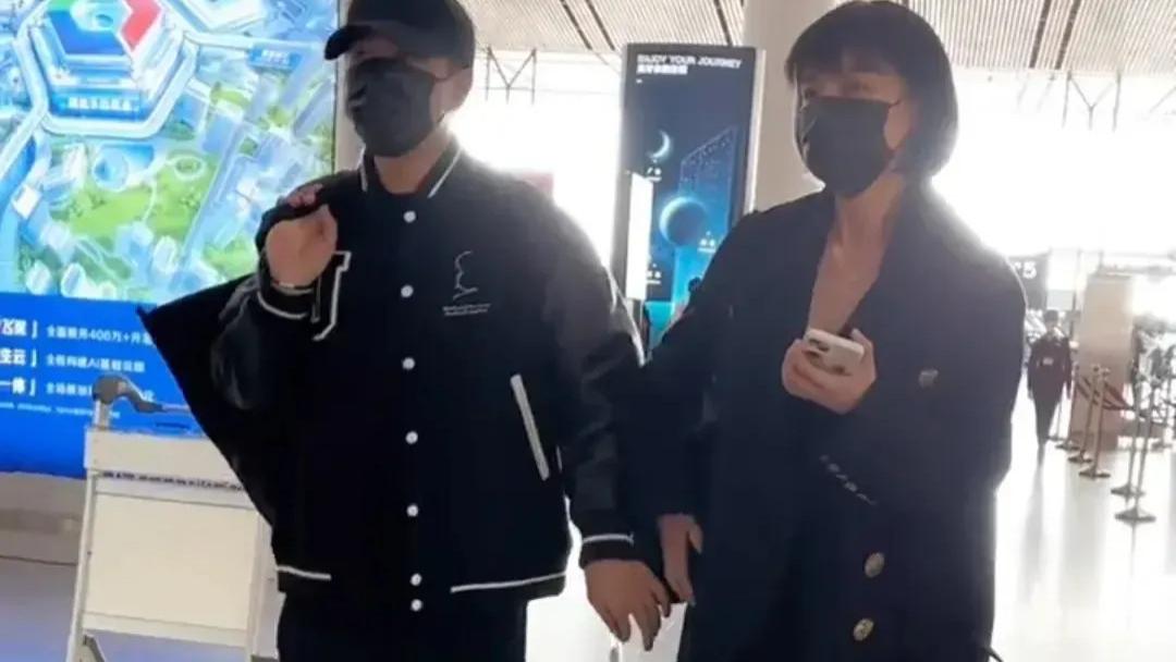 杨幂|杨幂前夫刘恺威很男人，在机场面对记者镜头的时候，竟然直接主动牵李晓峰的手