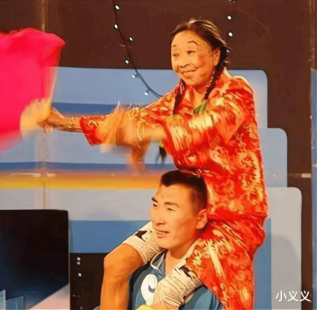 大S|85岁马玉琴公园和老头热舞,李玉成反应惹争议,网友:占有欲真强