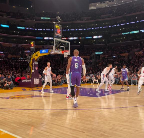 湖人队|华人美女在NBA火了！踩着湖人球票秀身材，身份曝光引起热议！
