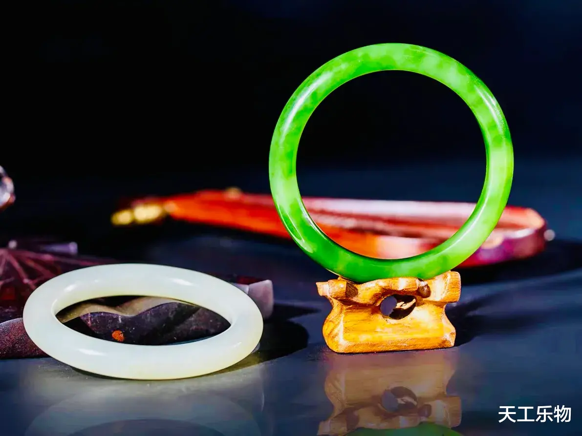 翡翠|翡翠与和田玉的短兵相接!盘点两大玉种的胜败优劣!