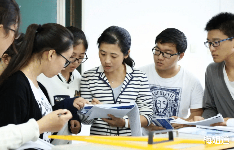 教师|教师行业太卷了！二三线城市招聘11名老师，共有7人来自清华北大