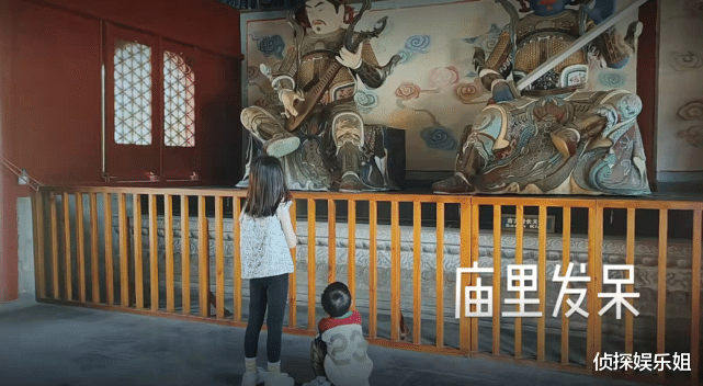 孙莉|孙莉罕见晒三胎儿子正脸，5岁弟弟和爸爸黄磊长超像，单眼皮抢镜