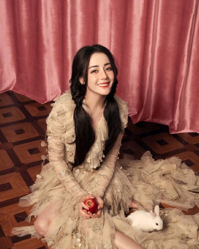 迪丽热巴|迪丽热巴手捧小兔子笑容甜美!雪肤玉貌美得让人窒息