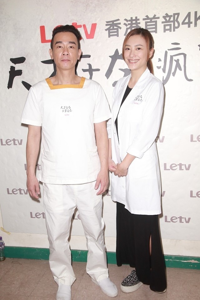 应采儿|应采儿和老公参加活动，穿白色西装看着挺干练，穿着打扮还挺大气