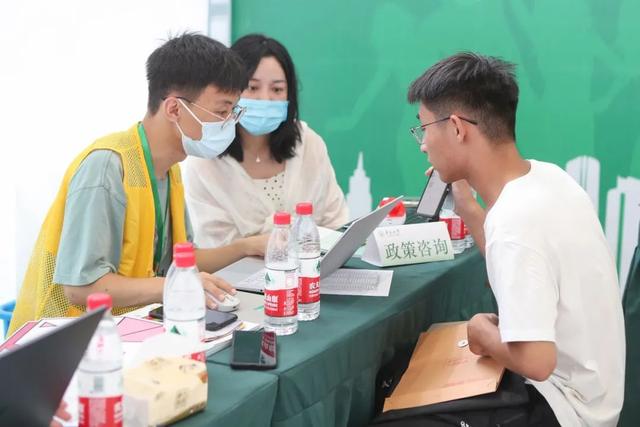 东南大学|东南大学新生开学,家长因随意穿搭走红了,学会适度打扮不是坏事