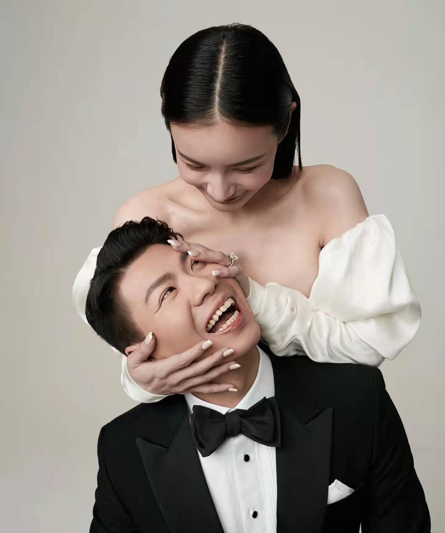 何猷君|何猷君百亿前女友再婚,八对龙凤镯过大礼,金饰堆积如山超奢华