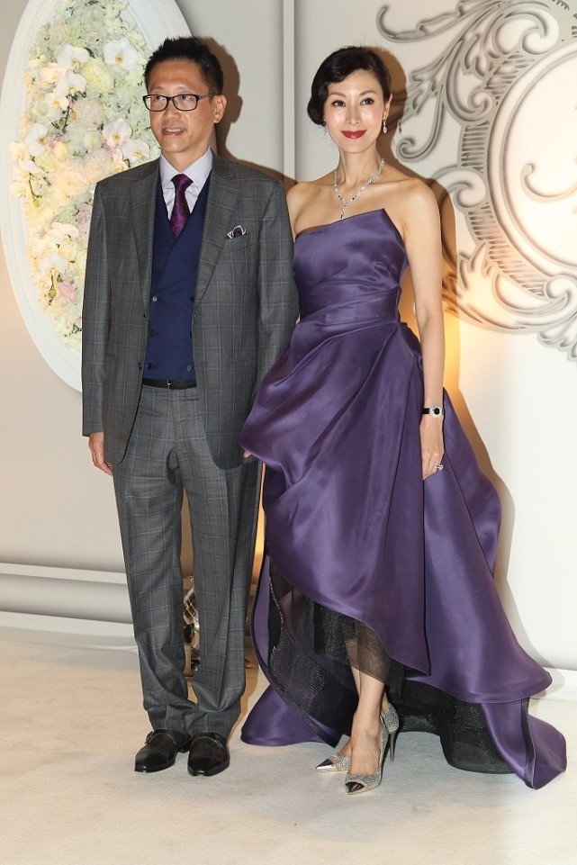 李嘉欣的美艳一般人比不过，携夫盛装出席，“深紫色”造型太高贵