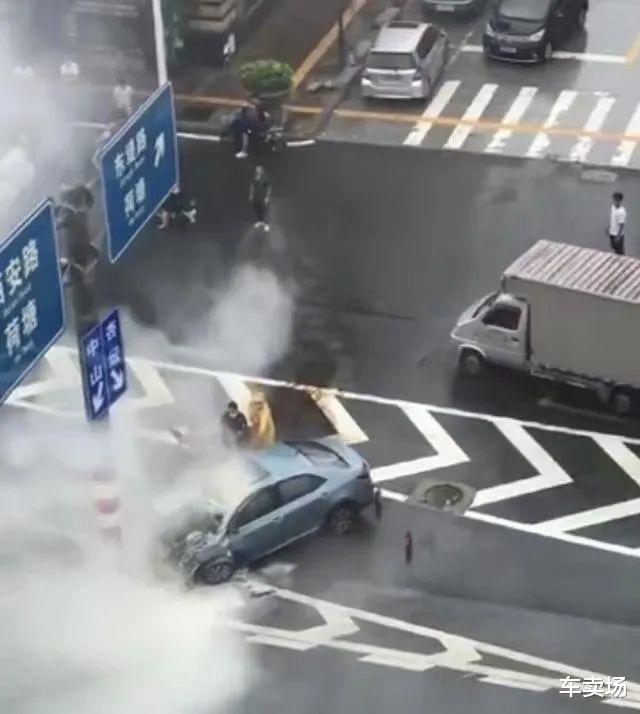 雷克萨斯LM之后,一辆卡罗拉双擎碰撞后车门无法打开