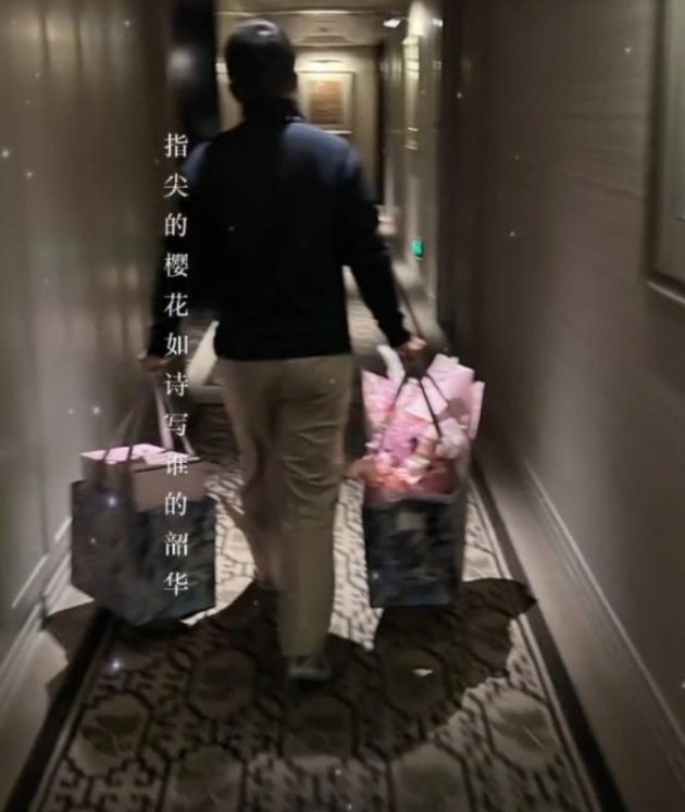 张萌|张萌与富商老公吃烛光晚餐,收两大袋礼物和花,穿泳衣秀火辣身材