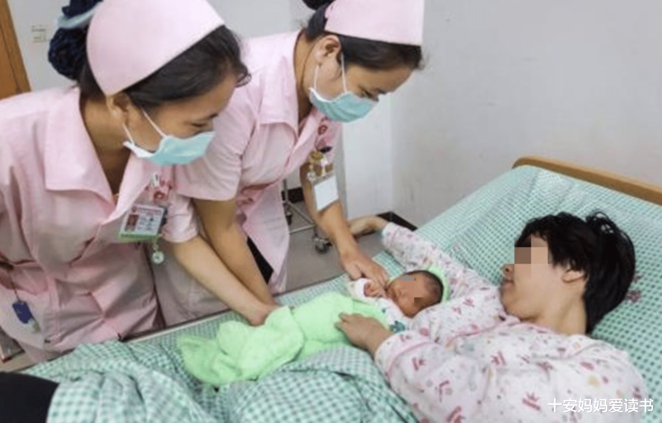 “把你儿子和我换”,产妇三胎生女娃,下跪卑微请求邻床产妇