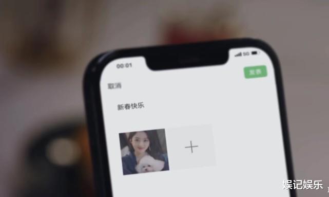 赵丽颖|赵丽颖更新视频,下班给工作人员发红包,回家抱爱犬自拍太治愈