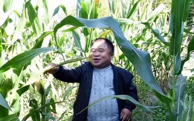 崔光兴身高1米2,结婚后帮2个弟弟娶媳妇,一家10口住别墅不分家