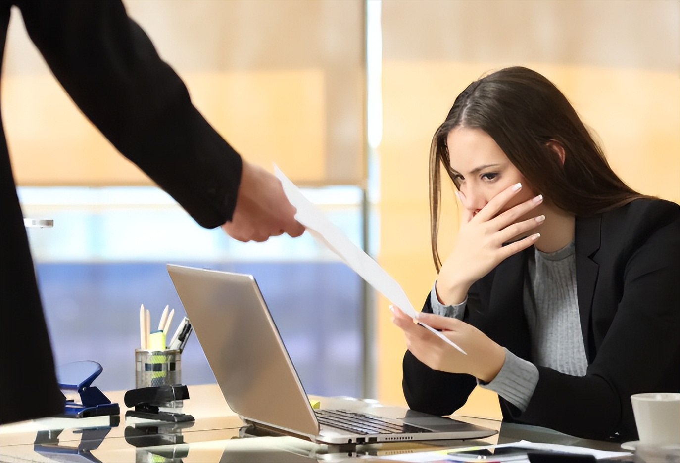 河南|女生拒绝加班被开除，在网上发视频讲述遭遇，却反遭公司起诉赔偿