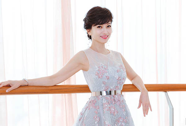 赵雅芝|赵雅芝直播太尴尬，语速太慢助理直接抢话，本尊干脆不说话了