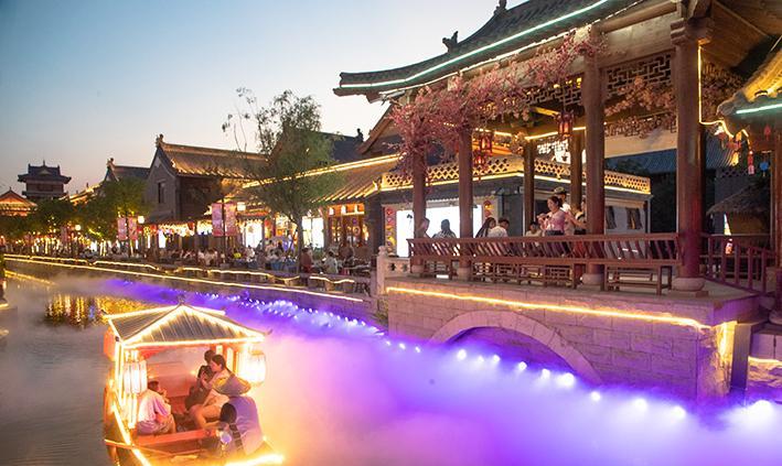 驻马店|夕照皇家驿站气势恢宏，夜幕降临灯火璀璨，避暑纳凉人流如织