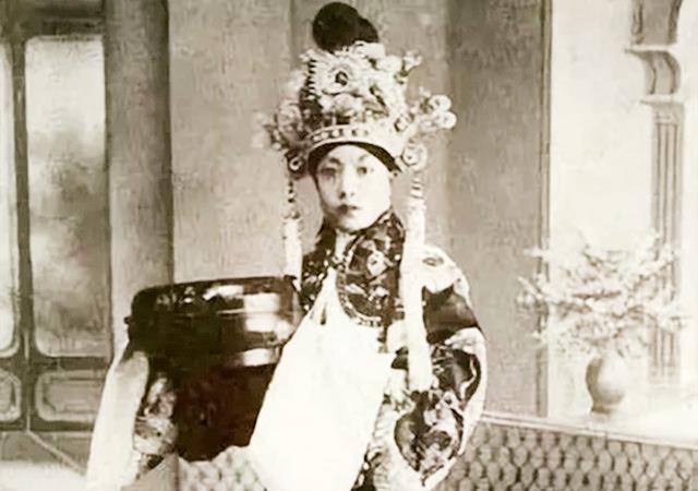 孟小冬|孟小冬晚年：分得杜月笙2万美元遗产，疾病缠身，却拒绝治疗