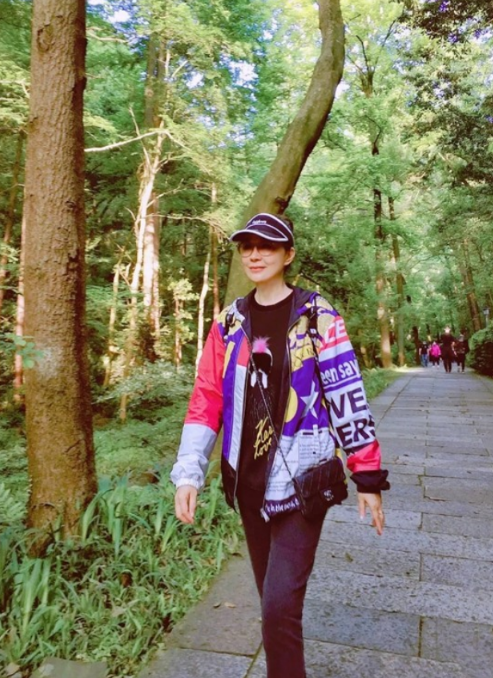 邬倩倩活成50后的骄傲!穿印花外套青春减龄,哪些66岁奶奶辈?