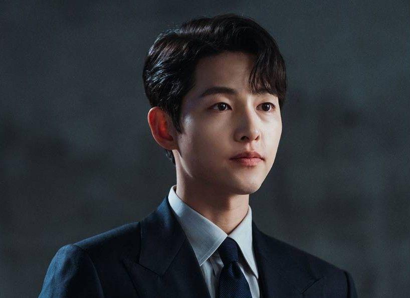 宋仲基|宋仲基新剧发布海报，穿学生装阳光帅气，37岁依旧少年感满满