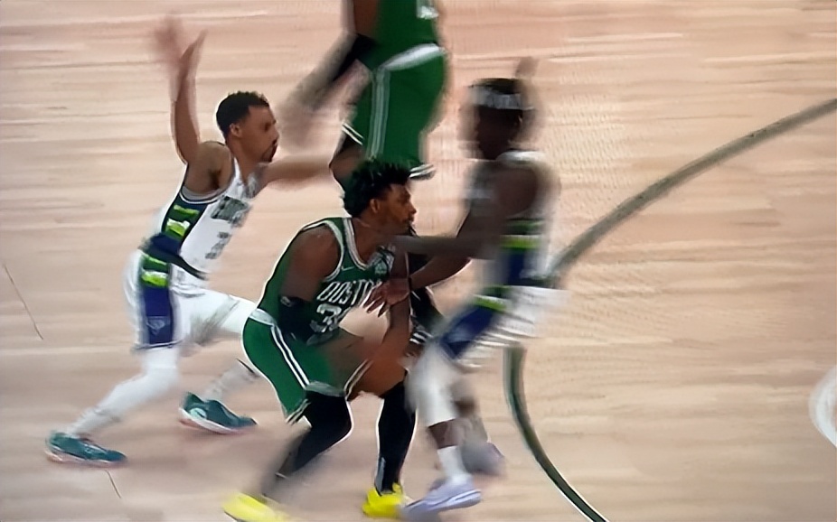国际米兰|惨烈！NBA卫冕冠军2分险胜，字母哥42分握拳怒吼，争议吹罚引热议