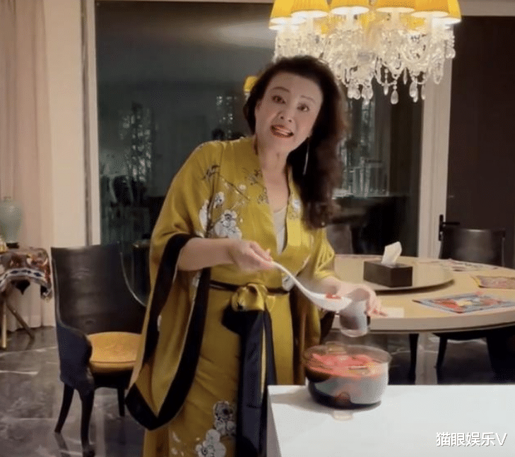 张兰|大S前婆婆张兰直播带货，坦言有1800万压力，被网友调侃太凡尔赛