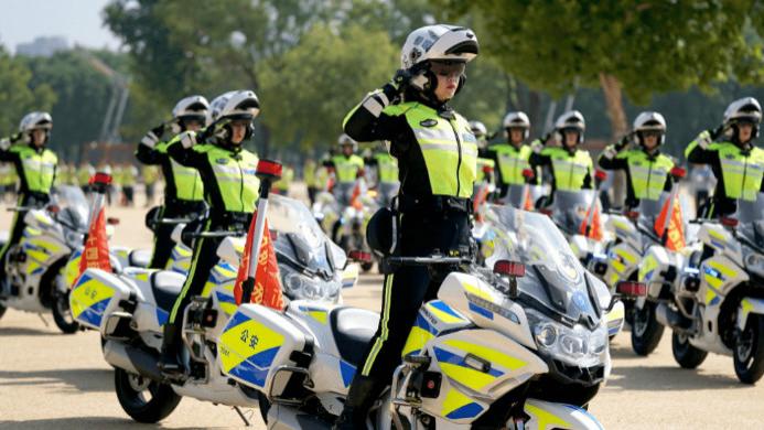 95后女警察走红，英姿飒爽车技了得颜值还很高，“巾帼不让须眉”