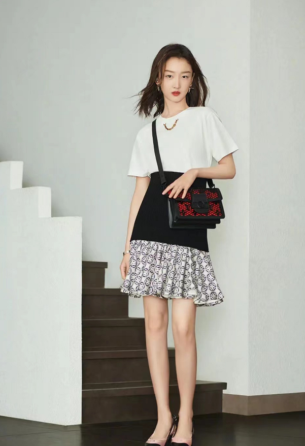 周冬雨|周冬雨不愧是LV心尖宠！新广告穿拼接鱼尾裙赢了刘亦菲，气场超强