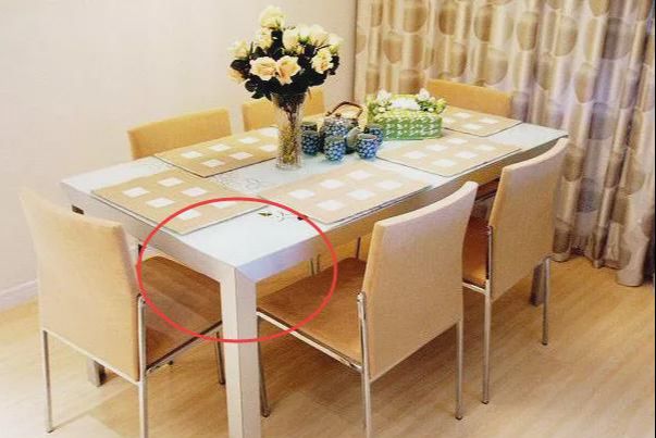 家里餐桌万万别买这种,有钱人从不买,小心发不了财