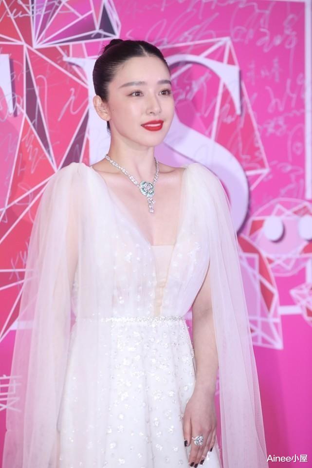 安卓 阚清子原来这么有气质,穿白斗篷裙配红唇挺成熟,看出内在的霸气