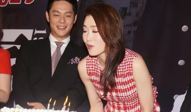 李小冉|周丽淇晒三代同堂照，感谢老公傅程鹏送惊喜引争议，不被网友看好