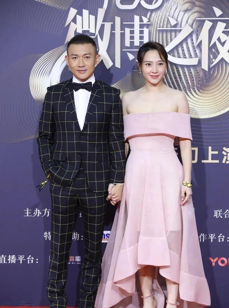 聂远|露肩粉裙大秀玲珑曲线,乍一看还神似应采儿,聂远老婆原来这么美