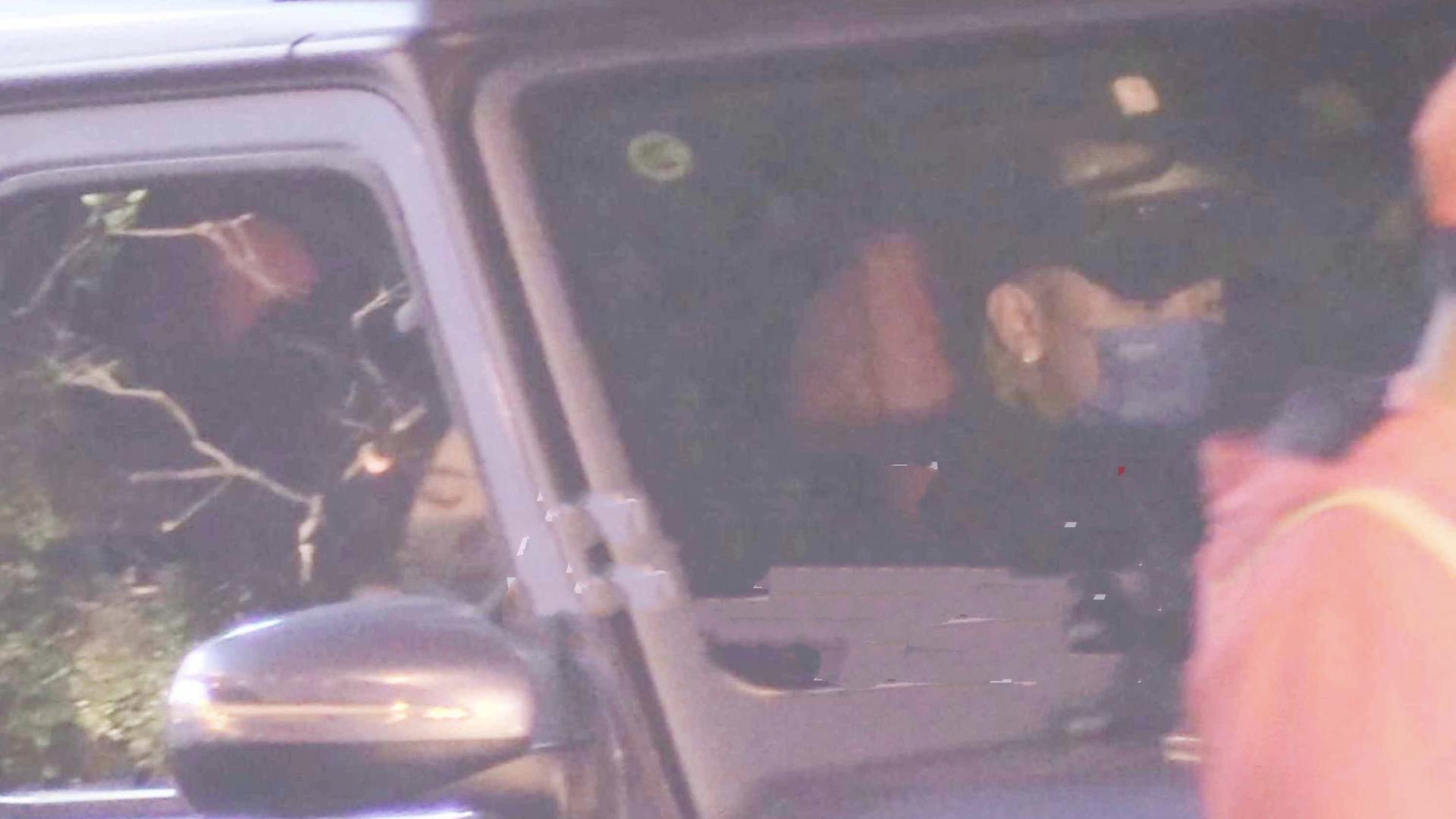 黄子韬|黄子韬带徐艺洋外出用餐，徐艺洋坐上副驾一起离开，像老夫老妻