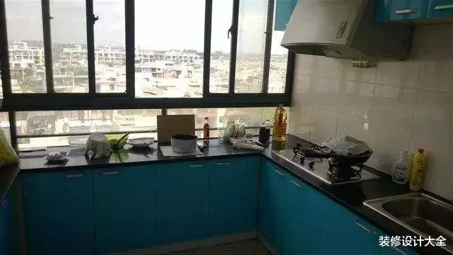 老婆嫌房子小，偷偷把阳台改成厨房，没想到邻居们却找上门讨说法！