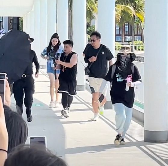 杨超越|三亚：杨超越酒店被偶遇，肤白又貌美无人围观，“海南人不追星”