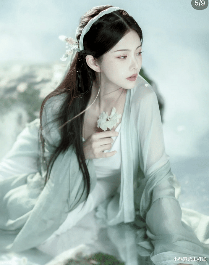 王灿|杜淳娇妻古装写真太惊艳！衣服滑落一半秀香肩，网友：艳压女明星