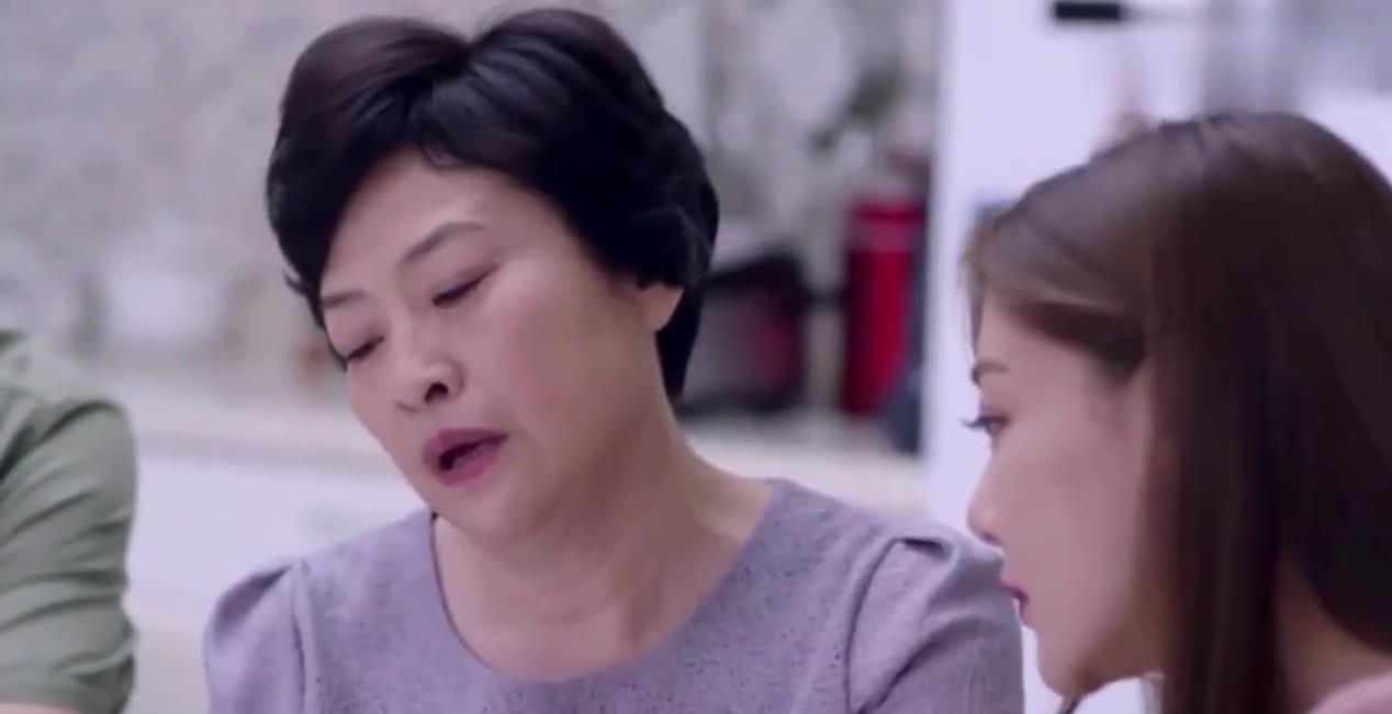 我退休金一万还怕养不起?55岁阿姨怼独生女,五年后沦为笑柄