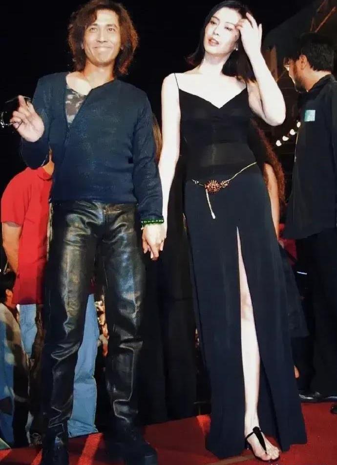 王祖贤|许久没有消息的王祖贤罕见发文晒照,眼神忧郁状态差,配文太过意味深长