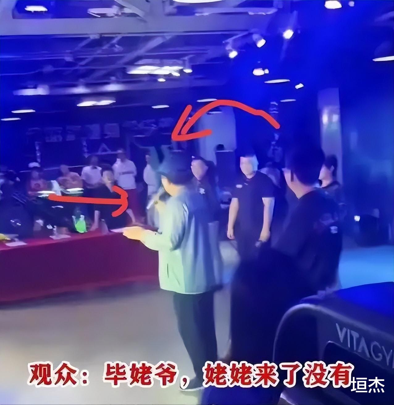 老明星|时隔7年,63岁老毕复出,被围观,还签了公司,节目现场简陋