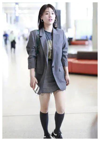 李小萌|马思纯骨架大很吃亏，录视频瓜子脸很抢镜，打扮随意也清纯！