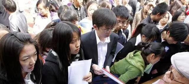 hr|中铁某局带6000元薪资去哈工大校招，场面很尴尬，一个人都没招到