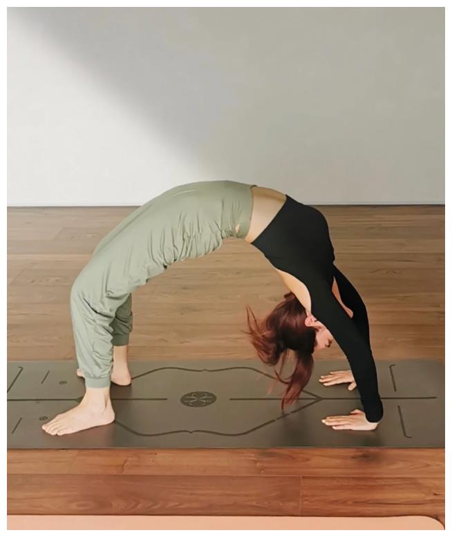 杨丞琳|杨丞琳晒高难度下腰动作!腹肌凸出无赘肉,穿裹胸上衣露出事业线