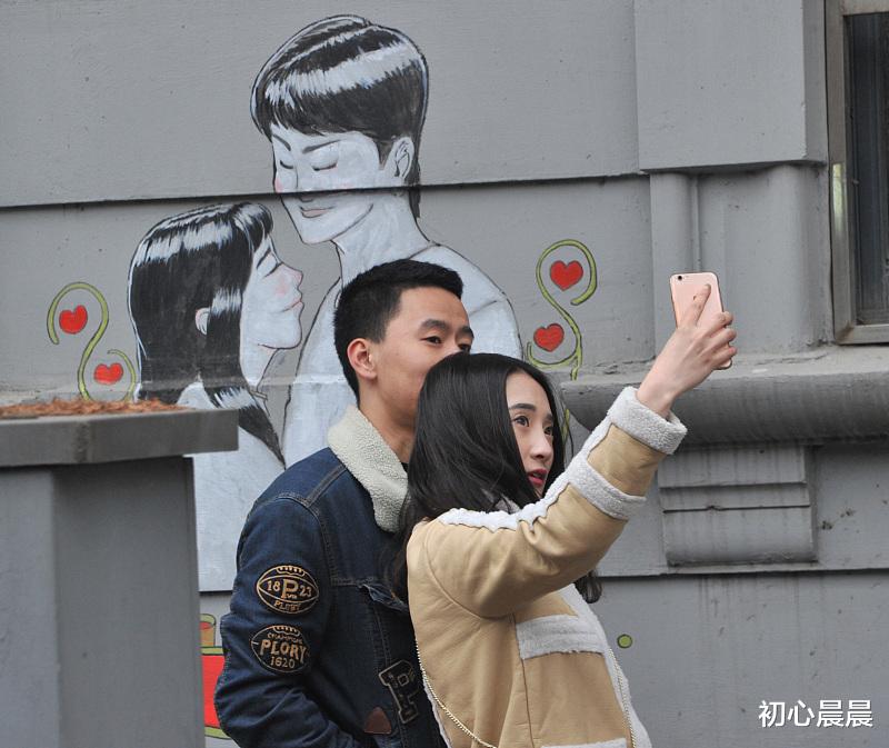 女友身体不好被父母嫌弃,男子生气带女友私奔十几年不回家,父母去世被姐夫暴打!