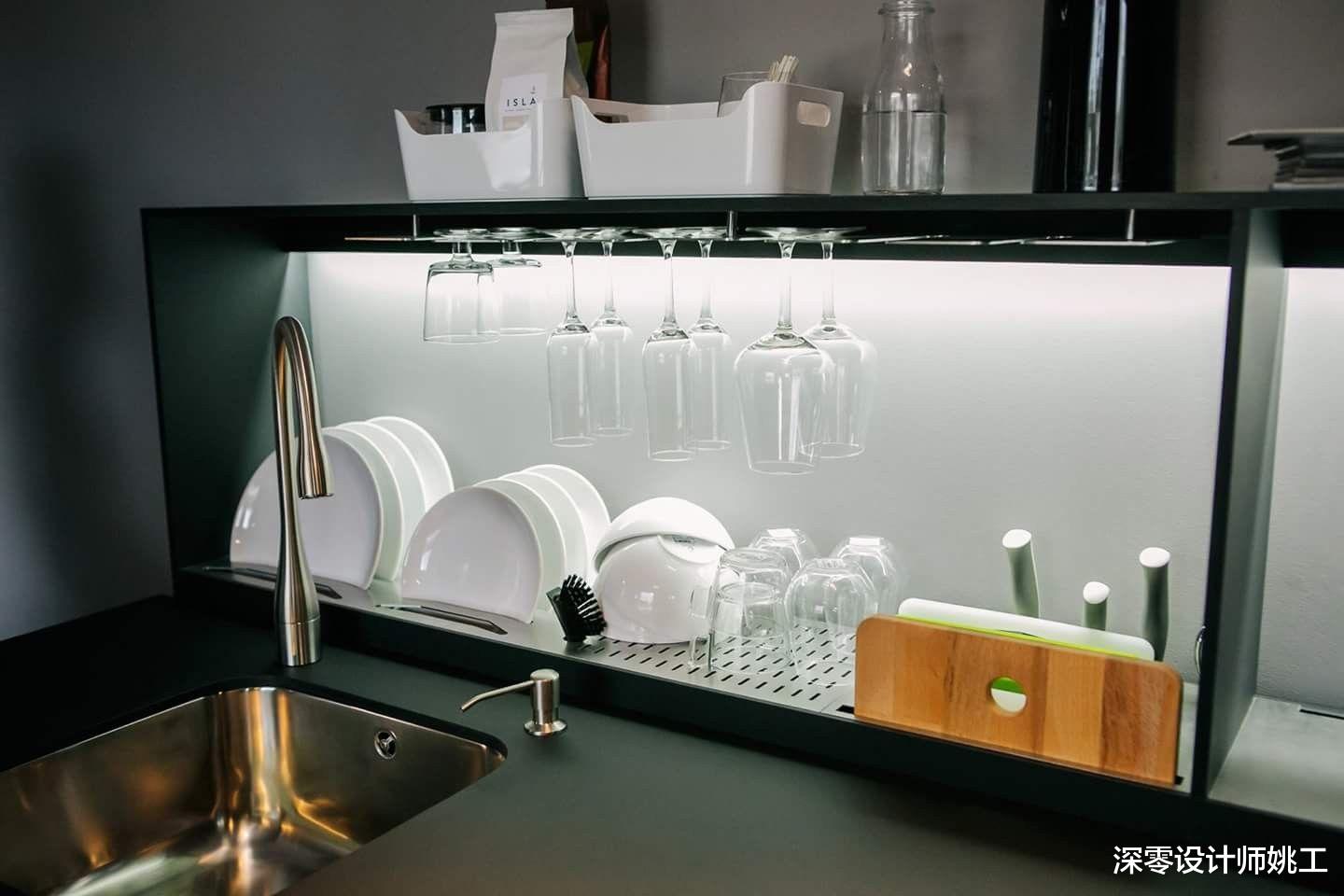 厨房就应该这样装!台面里侧留15cm挖槽,嵌入钢板做沥水架,干净省事