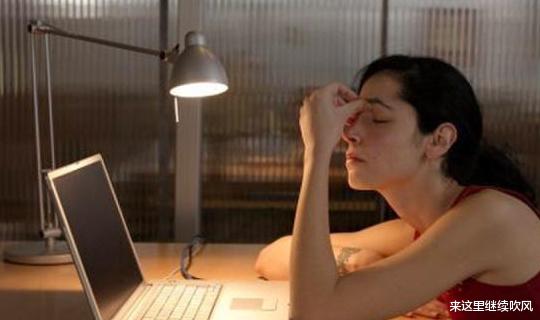 衰老 女人开始衰老，头部会发生4个变化，若你一个没有，说明还算年轻