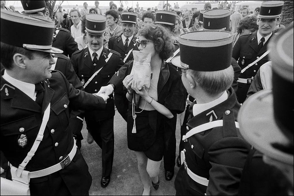 阿佳妮|19岁打破奥斯卡记录，26岁美到全球封禁，如今却被嘲全脸崩塌