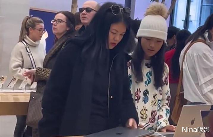 李湘|李湘带女儿逛苹果店被拍！家庭主妇打扮面相好凶，王诗龄穿健美裤目测瘦到70斤