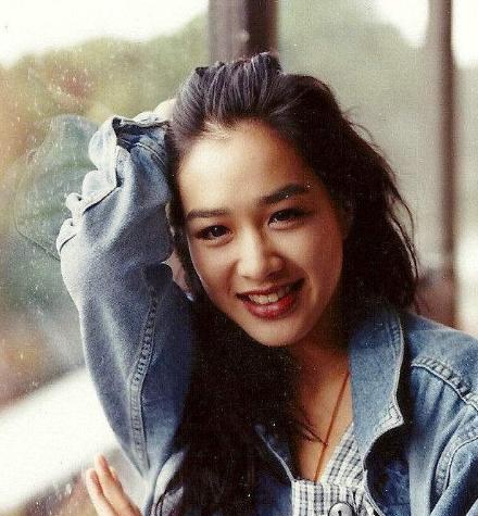 钟丽缇|50岁钟丽缇短裙网袜，性感火辣，为何这个3婚3孩妈妈能这么潇洒？